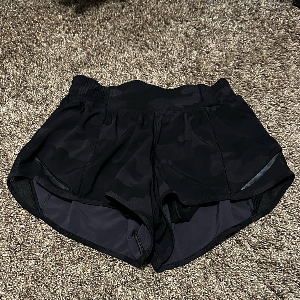 Lululemon Hotty Hot Black Camo size 0 shorts, 2.5” length